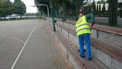 sprzątanie na boisku przy pl. Szarych Szeregów